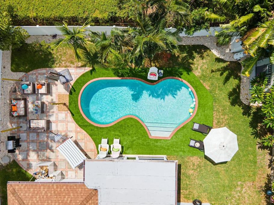 - une vue sur la piscine dans la cour dans l'établissement Cozy home at Lighthouse Point with Pool 1, à Lighthouse Point