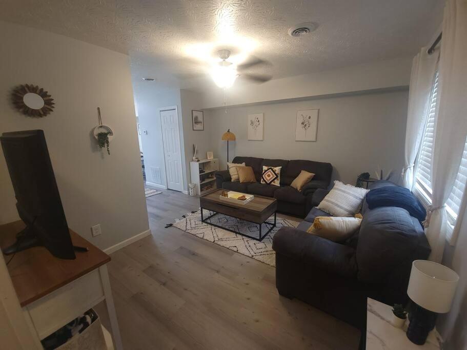 uma sala de estar com um sofá e uma mesa em Hidden Gem close to Athens/Logan em Nelsonville