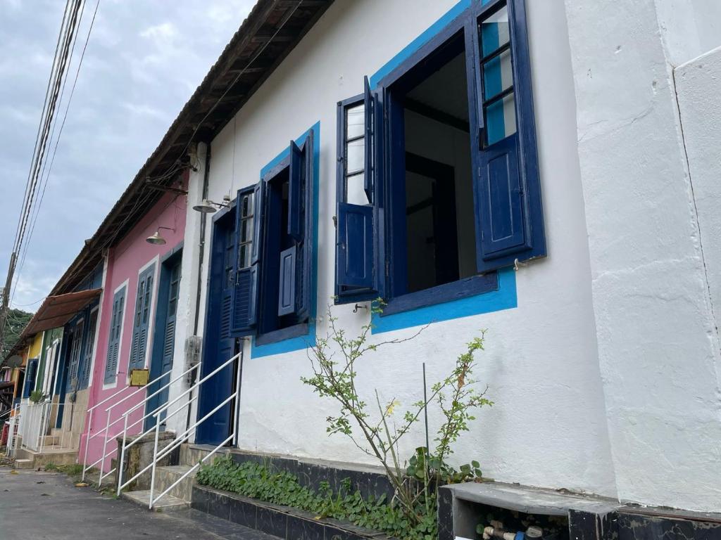 szereg kolorowych okien na budynku w obiekcie Casa Vila 20 - Casa para temporada em Miguel Pereira w mieście Miguel Pereira