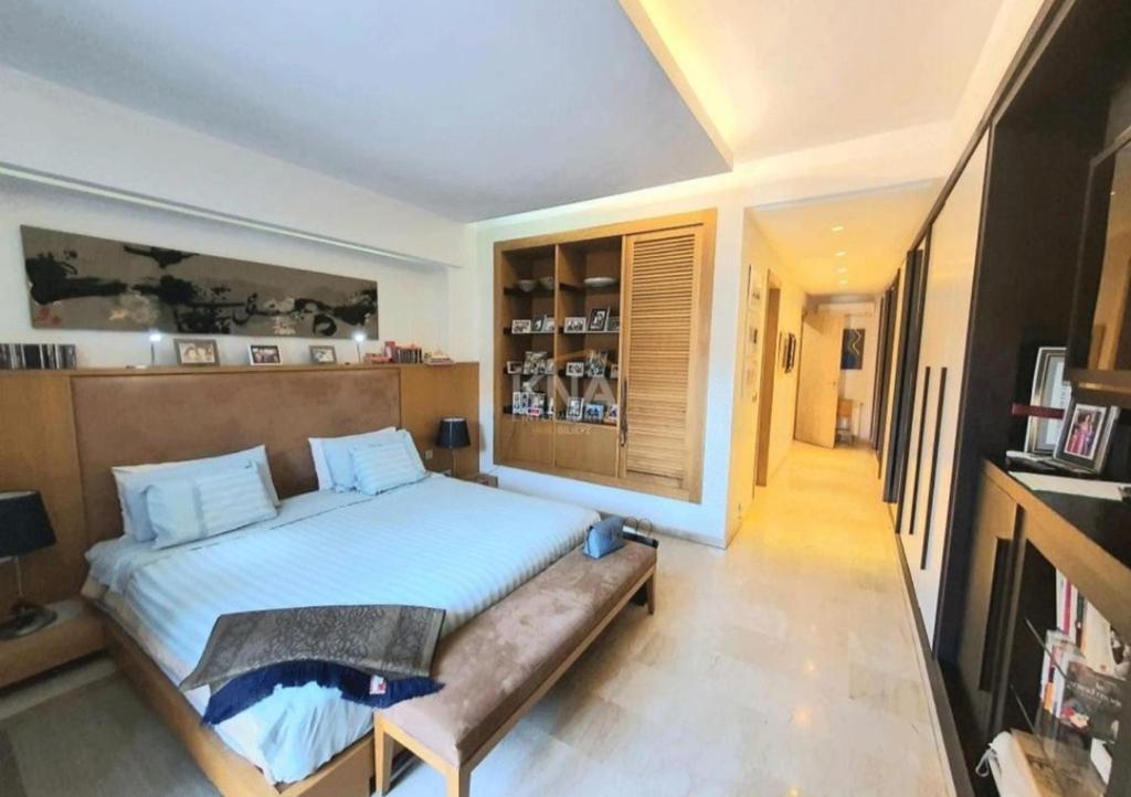 um quarto com uma cama e um sofá em Résidence Noor em Casablanca
