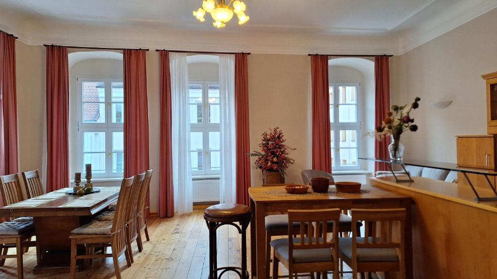 a kitchen and dining room with a table and chairs at Stadtpalais Romantik-Suite 3 Zimmer maximal 6 Personen in Bautzen