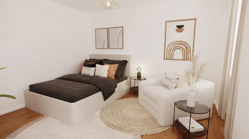Habitación blanca con cama y sofá en Cozy Apartment at Bergmannkiez en Berlín