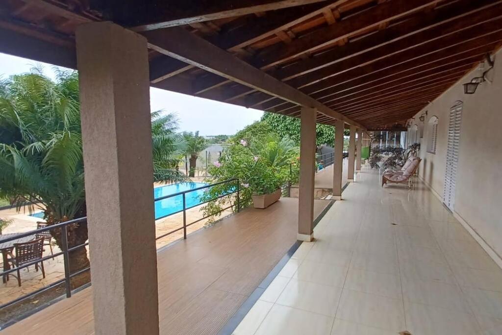 einen Balkon mit Poolblick in der Unterkunft Casa de Campo na Região de São José do Rio Preto in Cedral