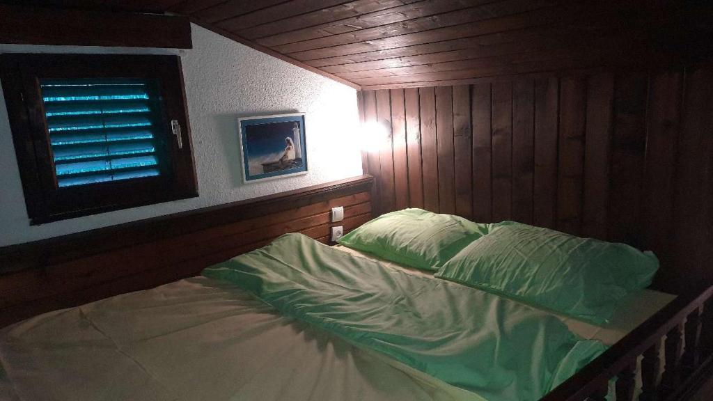 Postel nebo postele na pokoji v ubytování Šumska kuća Atina - Devojački Bunar