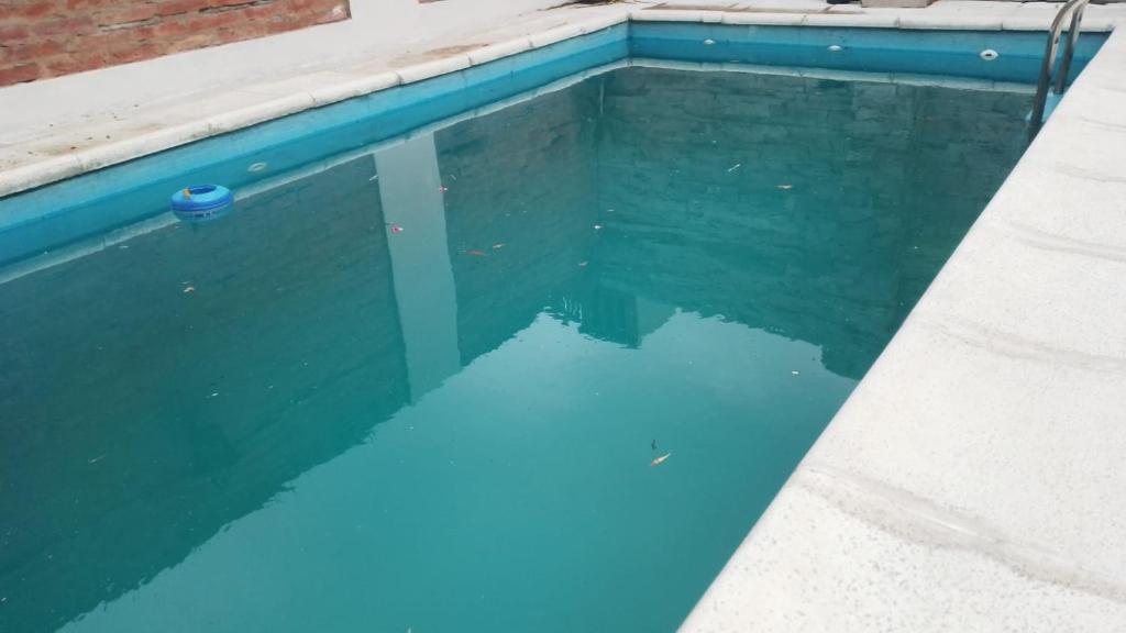 ein Pool mit blauem Wasser in der Unterkunft Departamentos temporarios carlos 3 in Vuelta del Paraguayo