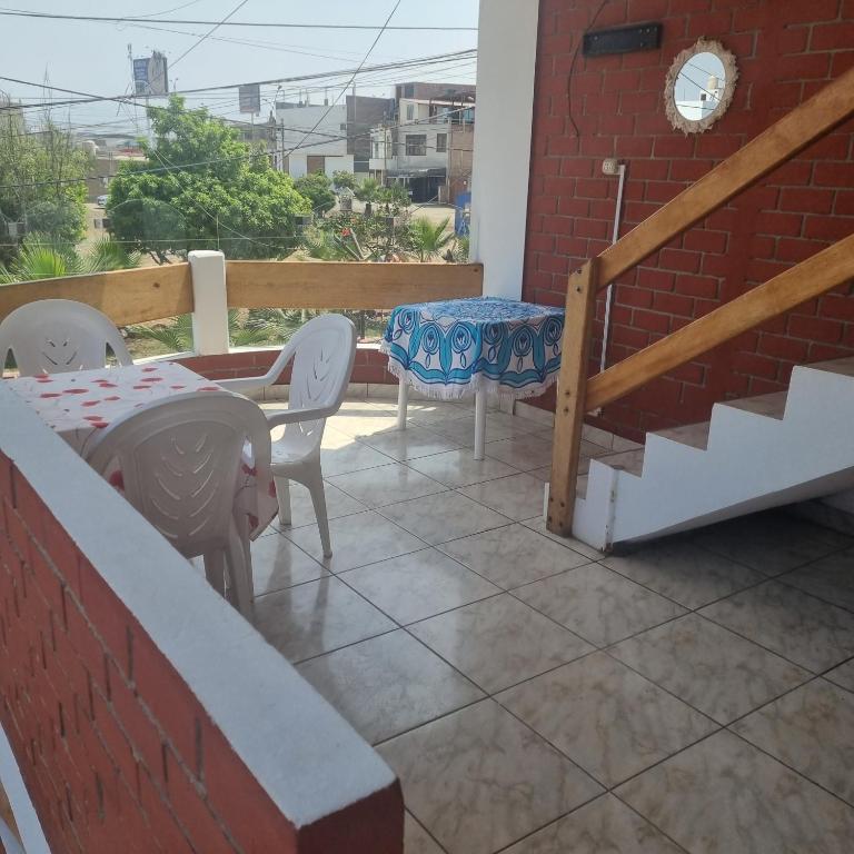 d'une terrasse avec une table, des chaises et une table. dans l'établissement Mallorca, à Punta Hermosa