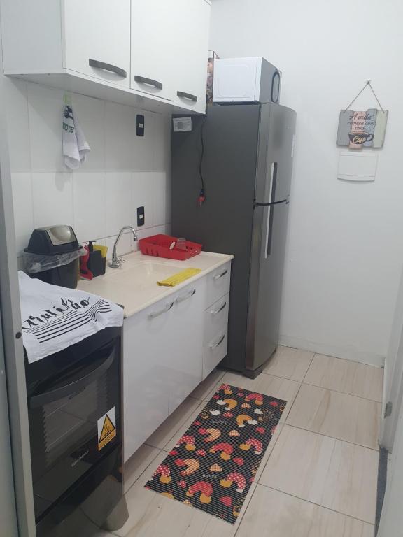 a kitchen with a refrigerator and a kitchen rug at Apto. Campolim a 100mts do shopping Iguatemi in Sorocaba