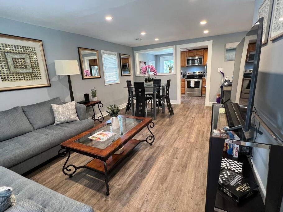 sala de estar con sofá y mesa en Beautifully Acquainted Home. Close to DT GSO! en Greensboro