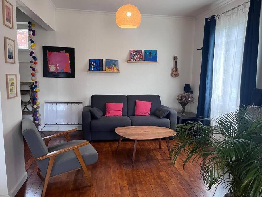 un salon avec un canapé et une table dans l'établissement Charmant appartement familial avec jardin, à Sèvres