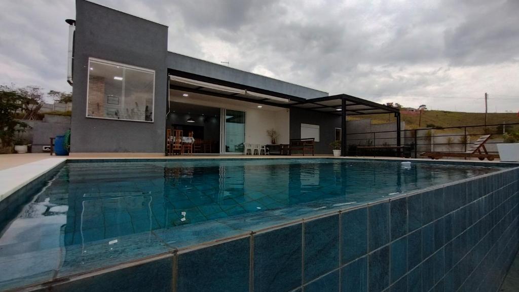 een zwembad voor een huis bij Esquina do Sossego in Igaratá