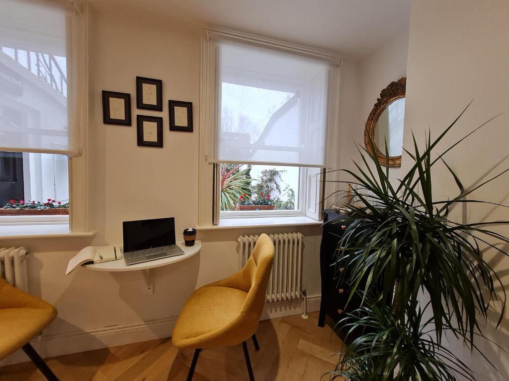 TV a/nebo společenská místnost v ubytování Pembroke Guest Suite