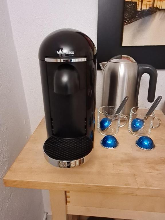 Příslušenství pro přípravu čaje a kávy v ubytování Pembroke Guest Suite