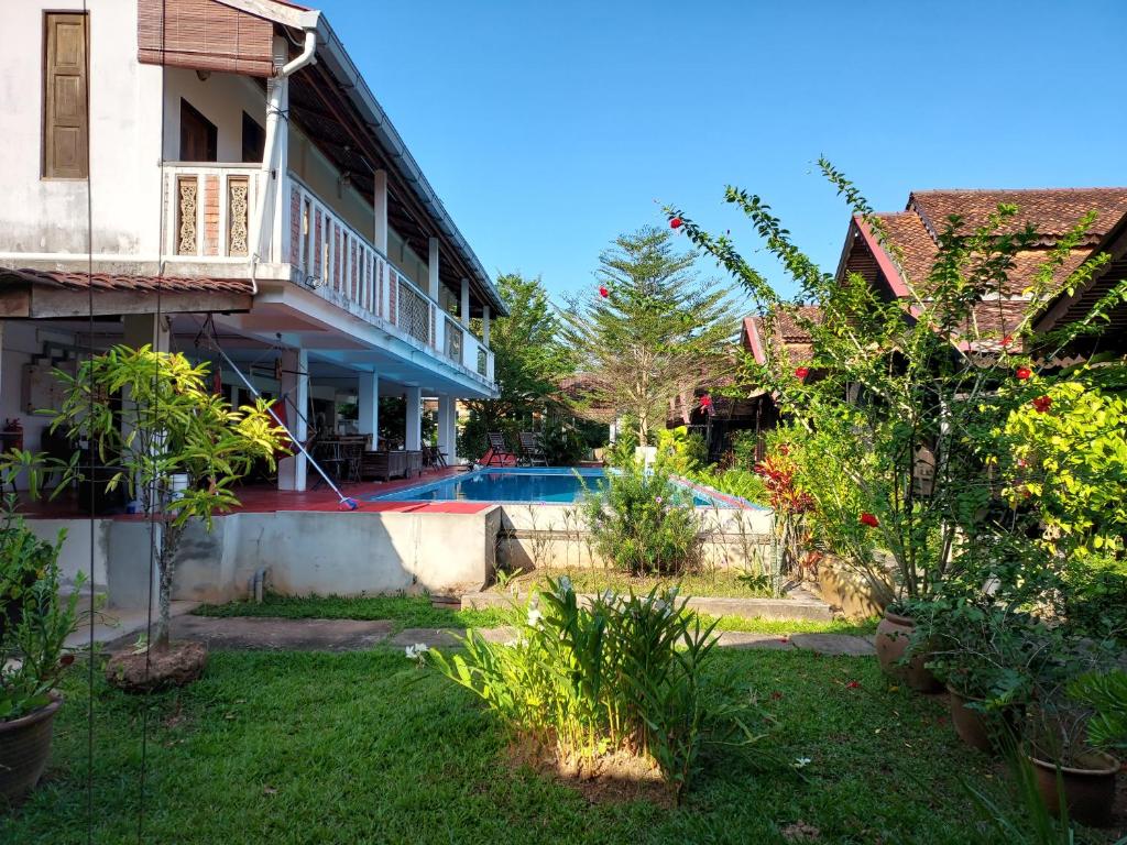 a house with a swimming pool in the yard at tanabendang banglos in Pantai Cenang