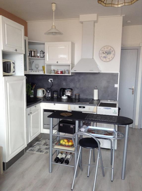 Una cocina o cocineta en LE COSY Appartement &agrave; CASSIS avec vue exceptionnelle sur mer