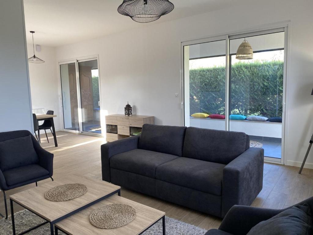 Posedenie v ubytovaní Pavillon rénové avec jardin arboré, proche centre-ville, véranda, parking, wifi, idéal familles - FR-1-489-417