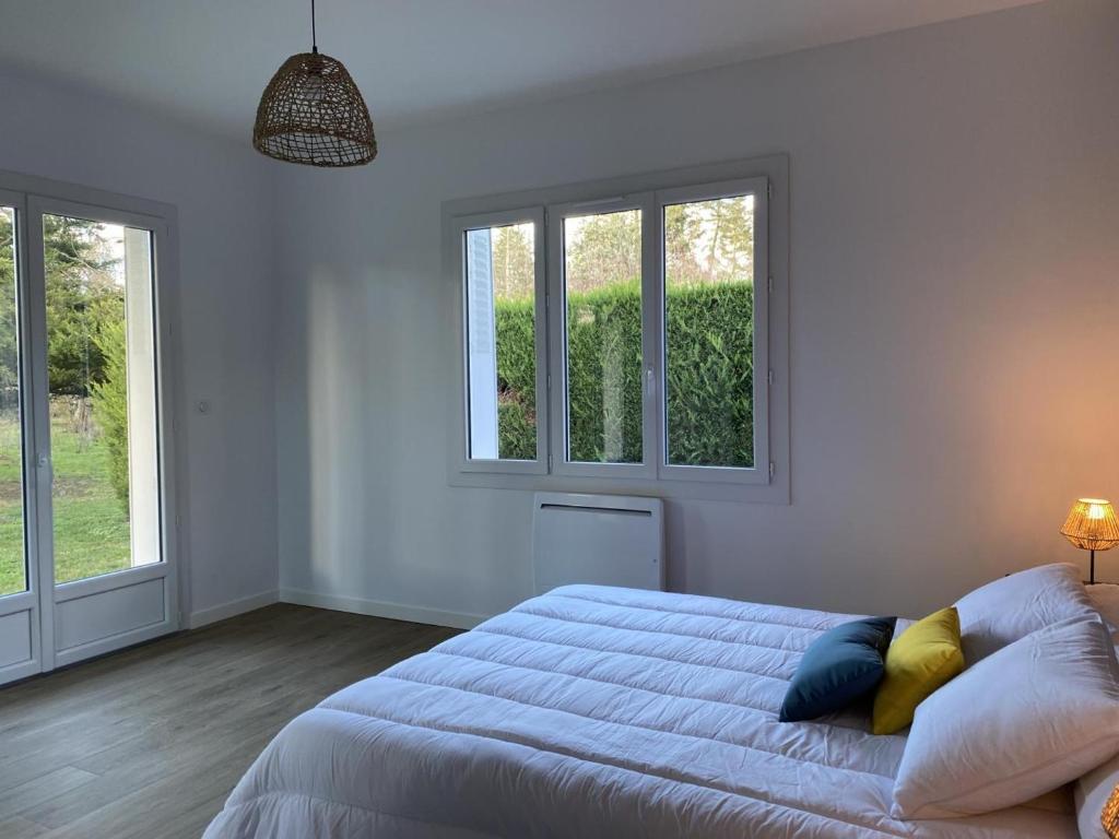 Posteľ alebo postele v izbe v ubytovaní Pavillon rénové avec jardin arboré, proche centre-ville, véranda, parking, wifi, idéal familles - FR-1-489-417