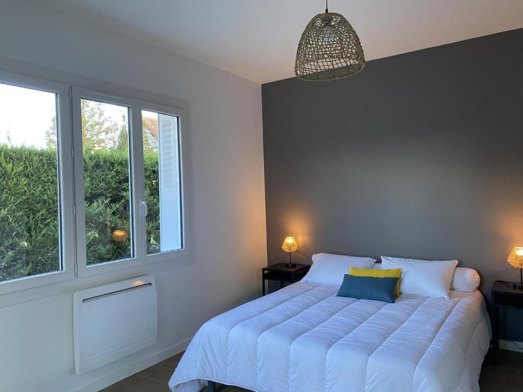 Posteľ alebo postele v izbe v ubytovaní Pavillon rénové avec jardin arboré, proche centre-ville, véranda, parking, wifi, idéal familles - FR-1-489-417