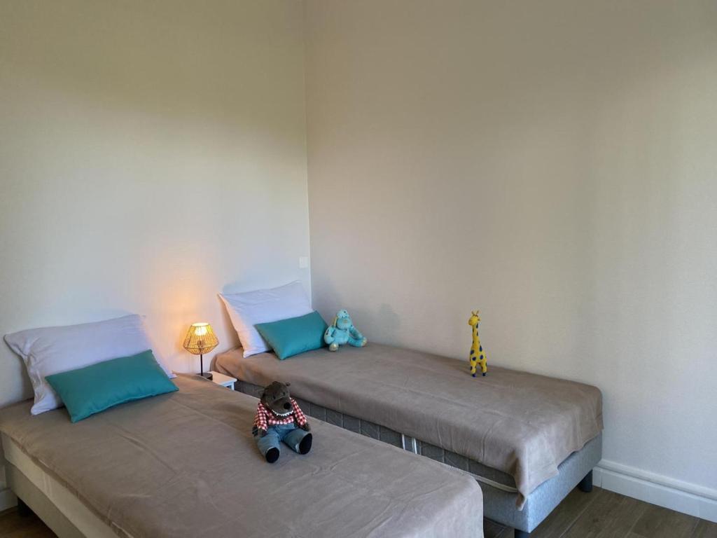 Posteľ alebo postele v izbe v ubytovaní Pavillon rénové avec jardin arboré, proche centre-ville, véranda, parking, wifi, idéal familles - FR-1-489-417