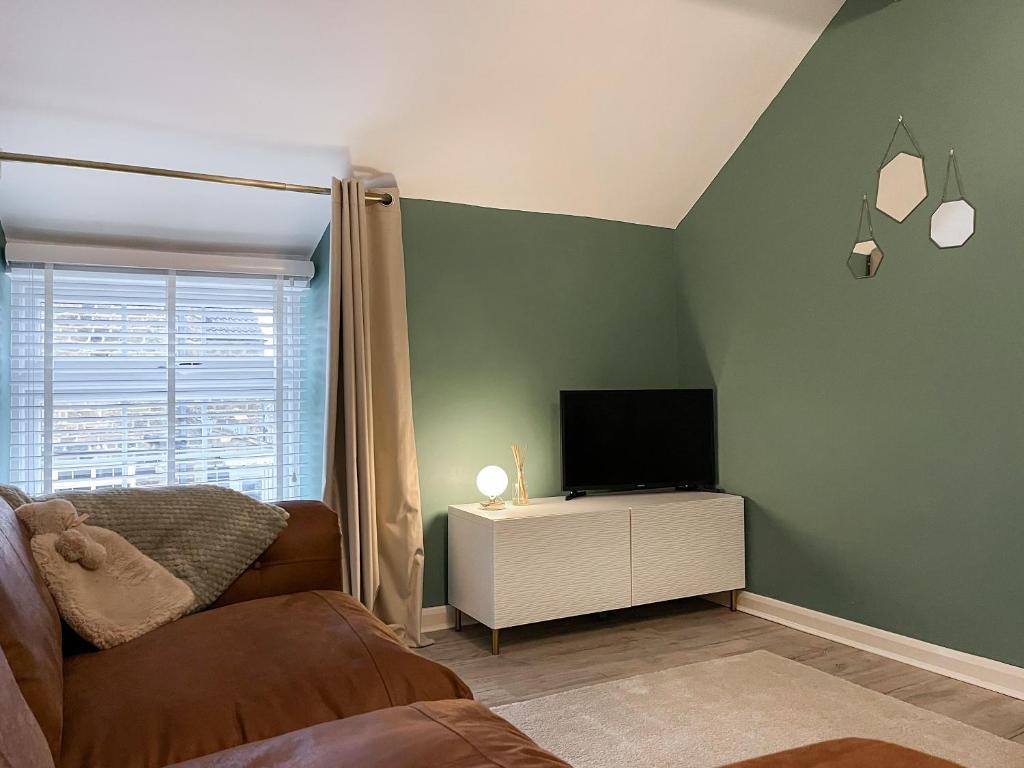 The Old Hayloft-uk39431 في درونفيلد: غرفة معيشة مع تلفزيون وأريكة