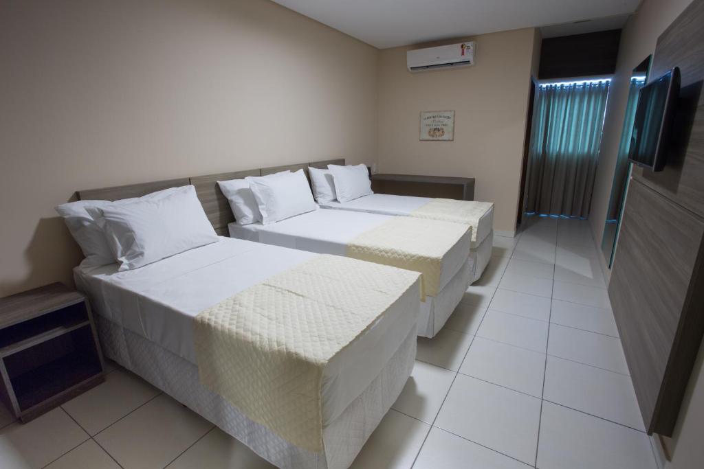 pokój hotelowy z 2 łóżkami i telewizorem w obiekcie Toritama Golden Hotel w mieście Toritama