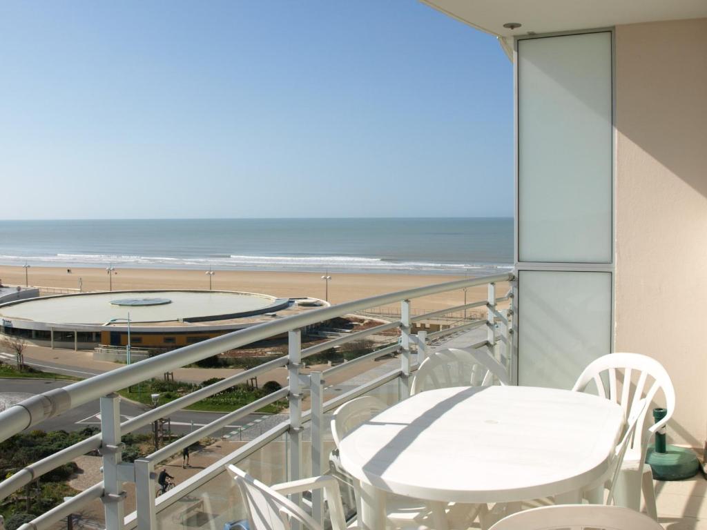 Elle comprend un balcon offrant une vue sur la plage. dans l'établissement Bel appartement rénové à 50m de la plage pour 6 personnes, balcon, parking - FR-1-323-308, à Saint-Jean-de-Monts