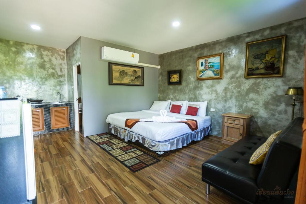 Postel nebo postele na pokoji v ubytování Huen San Fang hotel โรงแรมเฮือนแสนฝาง