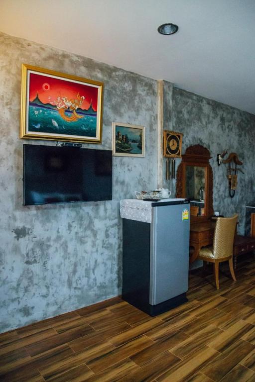 TV a/nebo společenská místnost v ubytování Huen San Fang hotel โรงแรมเฮือนแสนฝาง