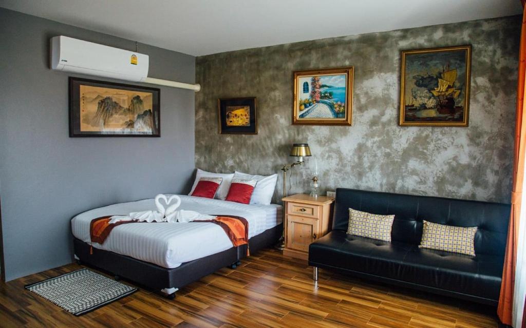 Postel nebo postele na pokoji v ubytování Huen San Fang hotel โรงแรมเฮือนแสนฝาง