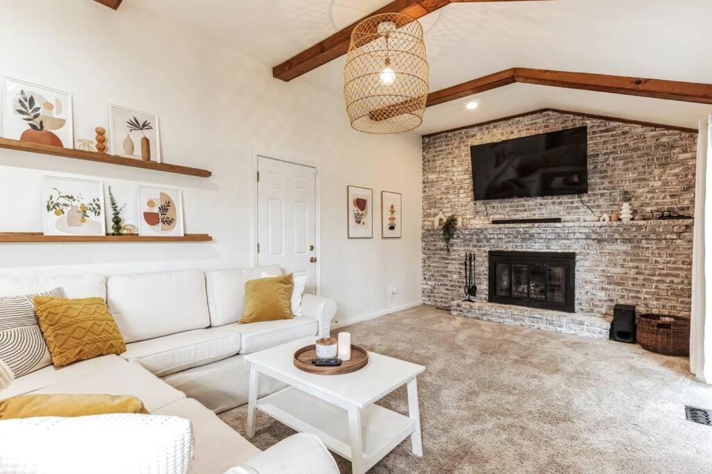 ein Wohnzimmer mit einer weißen Couch und einem Kamin in der Unterkunft The Chill Pad Deluxe in Cherry Hill in Cherry Hill
