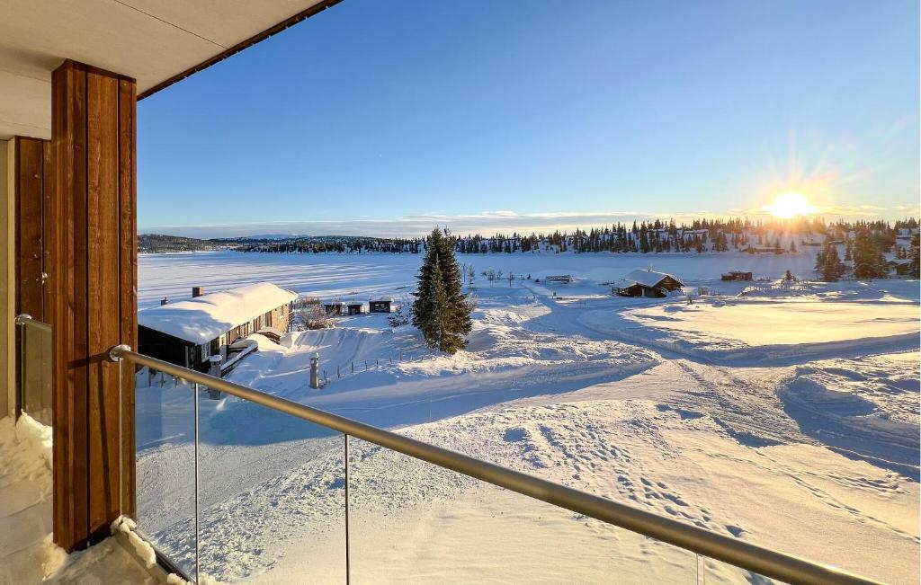 una vista da un balcone su un campo innevato di Amazing Apartment In Sjusjen With Kitchen a Sjusjøen