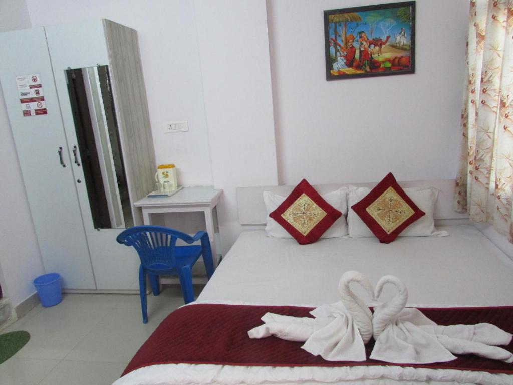 une chambre d'hôtel avec un lit et des serviettes. dans l'établissement Ashish Guest House, Udaipole, à Udaipur