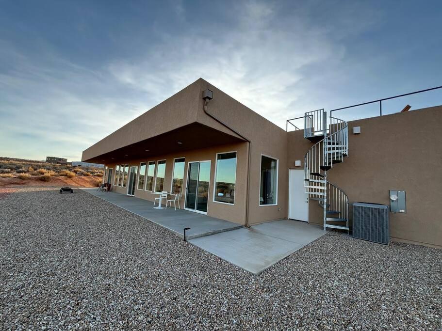 Canyon Mesa Oasis Luxury Stay near Lake Powell في بيغ ووتر: مبنى يوجد درج على جانبه