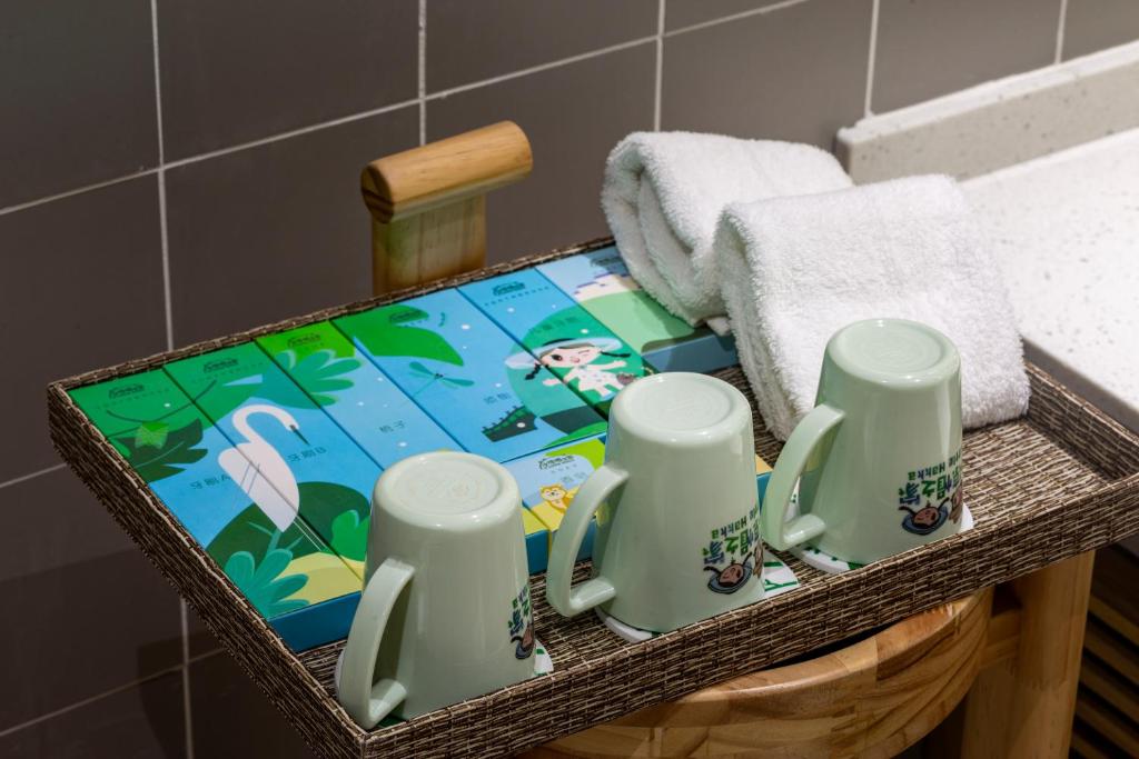 Příslušenství pro přípravu čaje a kávy v ubytování Little Hakka Hotel