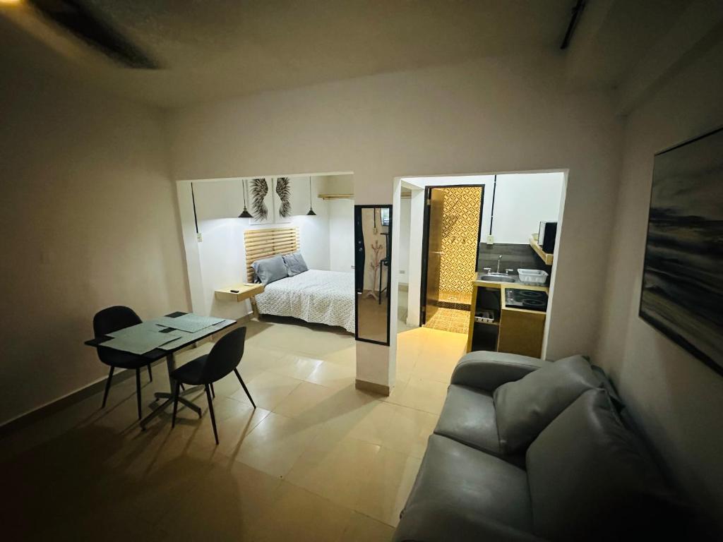 Habitación con cama, mesa y sofá en The Stay Doña White, en Matamoros