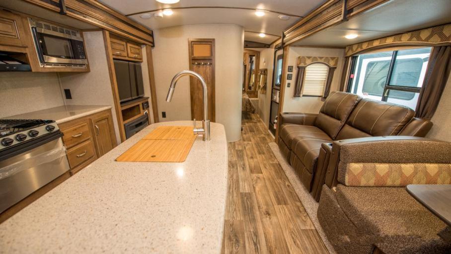 uma cozinha e sala de estar em um rv em Golden Riverfront Campground em Golden