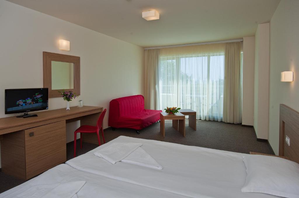 TV a/nebo společenská místnost v ubytování Jeravi Club Hotel - All Inclusive