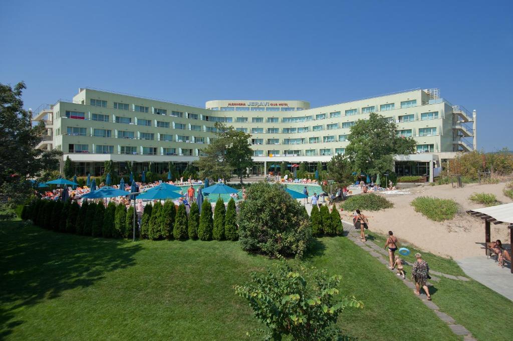 Bazén v ubytování Jeravi Club Hotel - All Inclusive nebo v jeho okolí