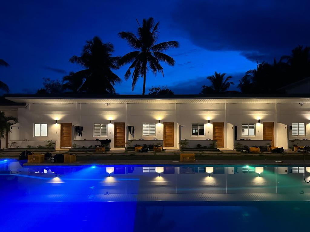 une villa avec une piscine la nuit dans l'établissement La Pang Resort 라팡리조트, à Panglao