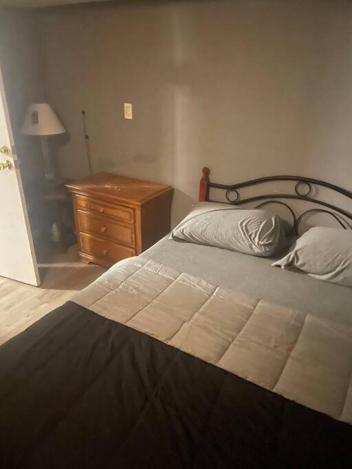 Llit o llits en una habitació de Cozy and affordable suite (near Rutgers, smartTV)