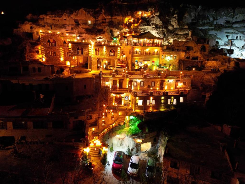 una vista aérea de una ciudad por la noche en Cappadocia Nar Cave House & Swimming Pool en Nevşehir