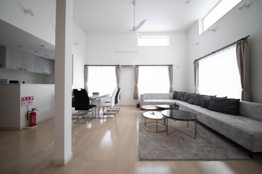 ein Wohnzimmer mit einem Sofa und einem Tisch in der Unterkunft THE LUNA LOUNGE in Tsukisappu