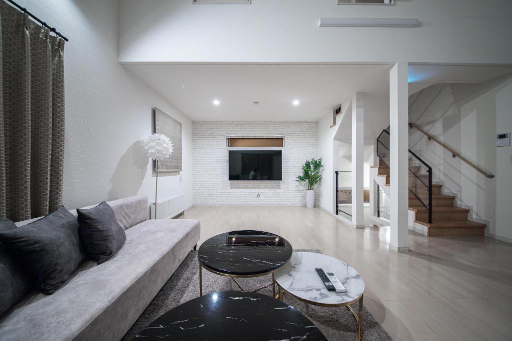 TsukisappuにあるTHE LUNA LOUNGEのソファとテーブルのあるリビングルーム