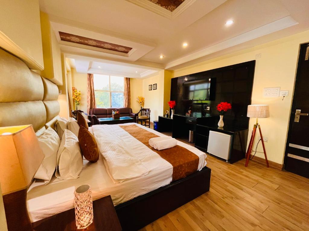 1 dormitorio con 1 cama grande en una habitación en The Rio Lodge, Haridwar en Haridwār