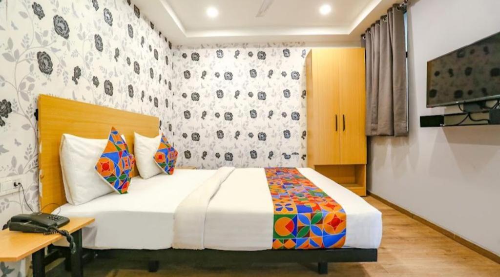 Postel nebo postele na pokoji v ubytování Hotel BluSky GaganVihar