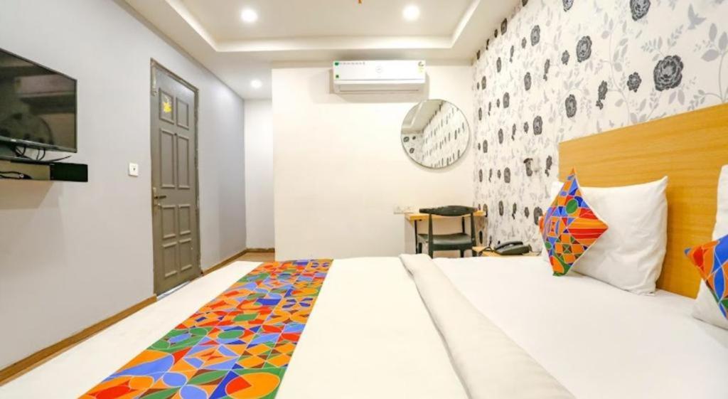 Postel nebo postele na pokoji v ubytování Hotel BluSky GaganVihar