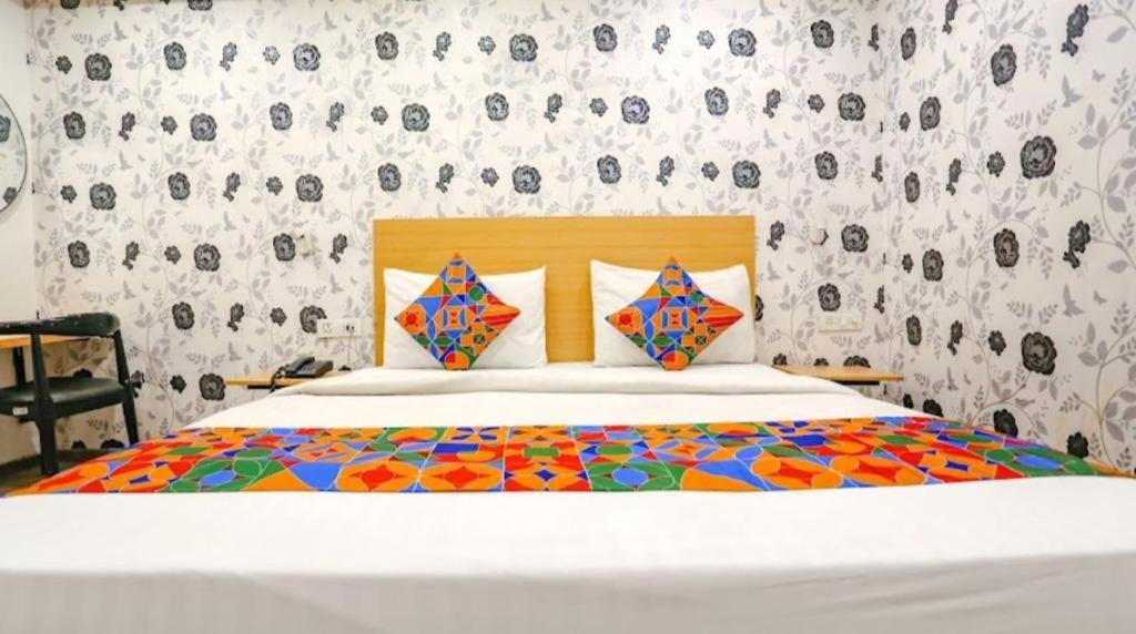 Postel nebo postele na pokoji v ubytování Hotel BluSky GaganVihar