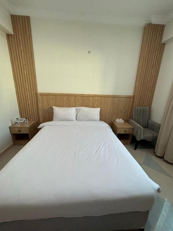 Postel nebo postele na pokoji v ubytování Safari Hotel