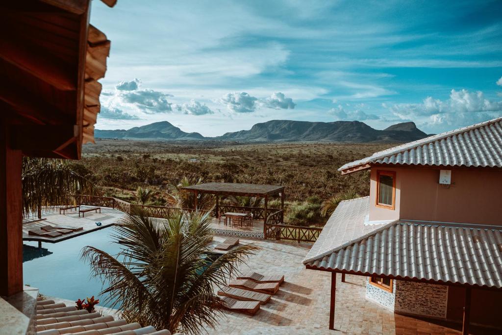uma vista para o deserto a partir de uma casa em Villa Annapurna em Alto Paraíso de Goiás