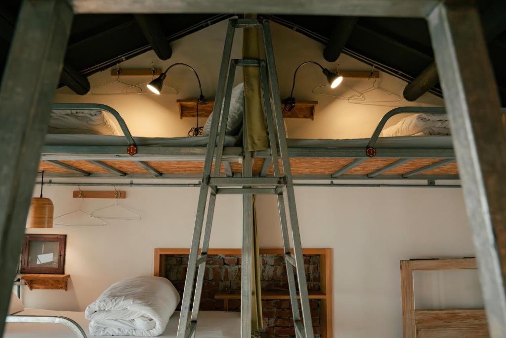 Palanda nebo palandy na pokoji v ubytování 365.Hostel