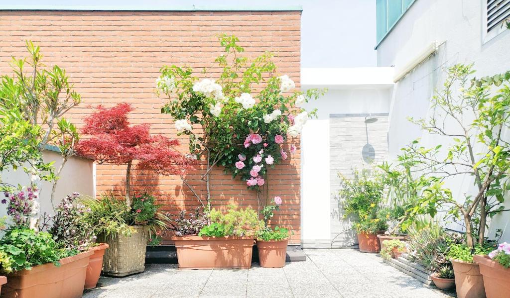 d'un mur en briques avec des plantes en pot dans l'établissement Appartamento con terrazzo privato Milano San Raffaele Linea verde, à Vimodrone